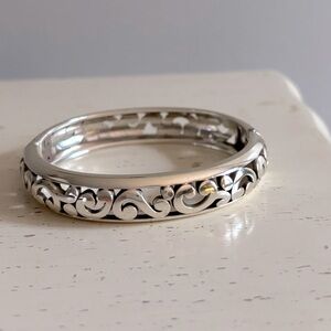 BRIGHTON Contempo Medium Hinged
Bangle silver tone